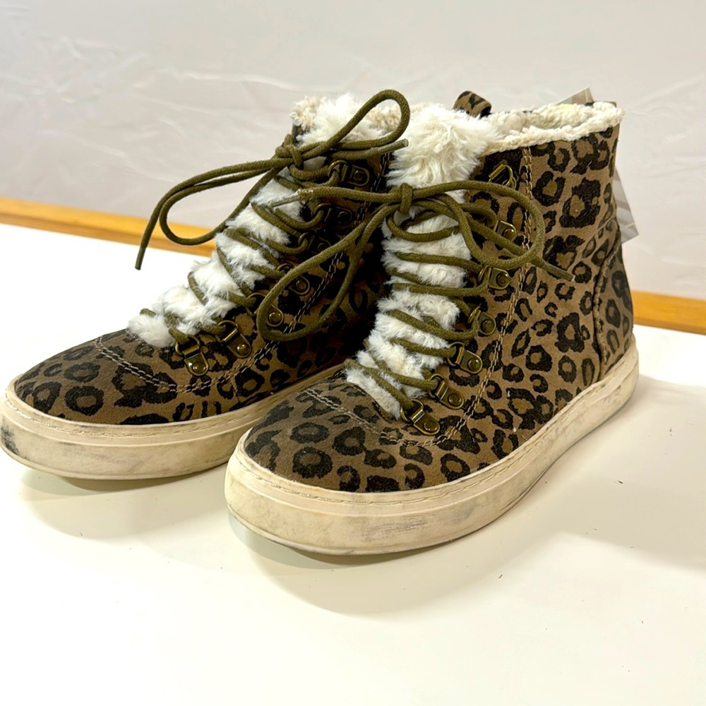 Billa Bong women’s shoes. Leaped print
